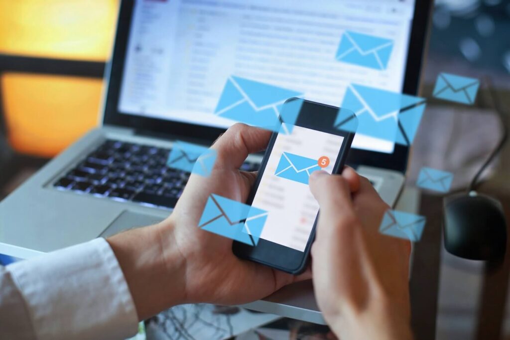 Virtual Assistant answering messages from clients 