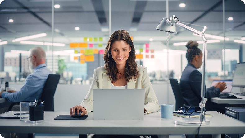 woman working on the laptop